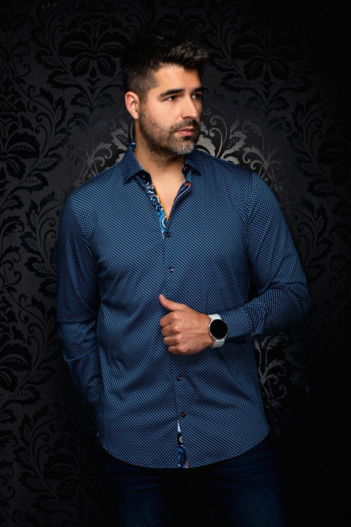 Chemise bleu marine à manches longues, micro motif et patte contrastante pour homme par Au Noir, vue de face