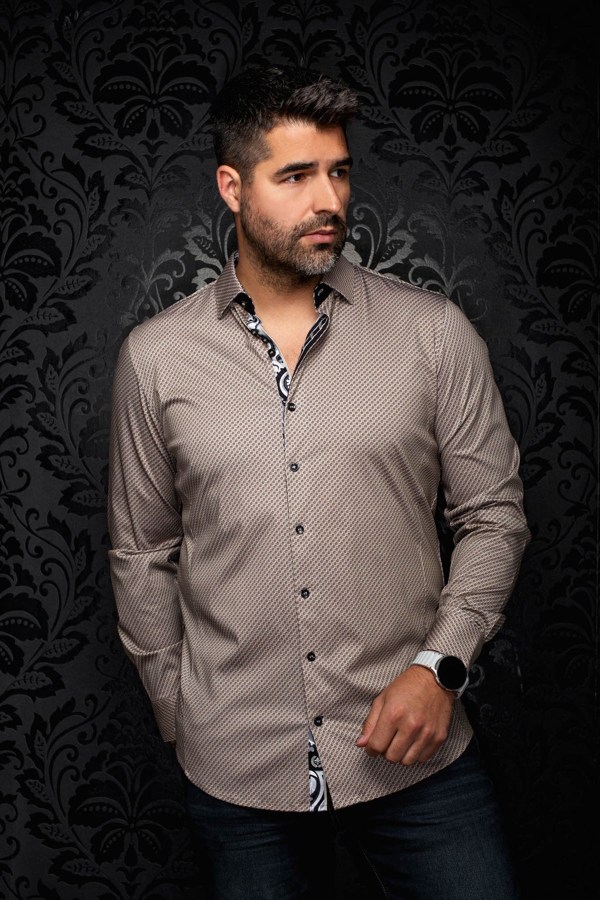 Chemise beige, vue de face sur mannequin pour homme par Au Noir