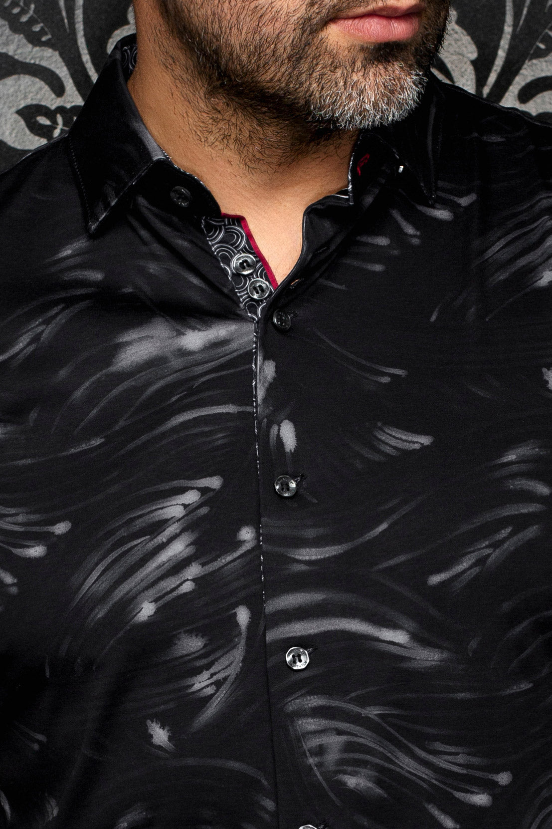 Col d’une chemise noire, motif gris, patte à motif et bordure rouge pour homme par Au Noir, en gros plan