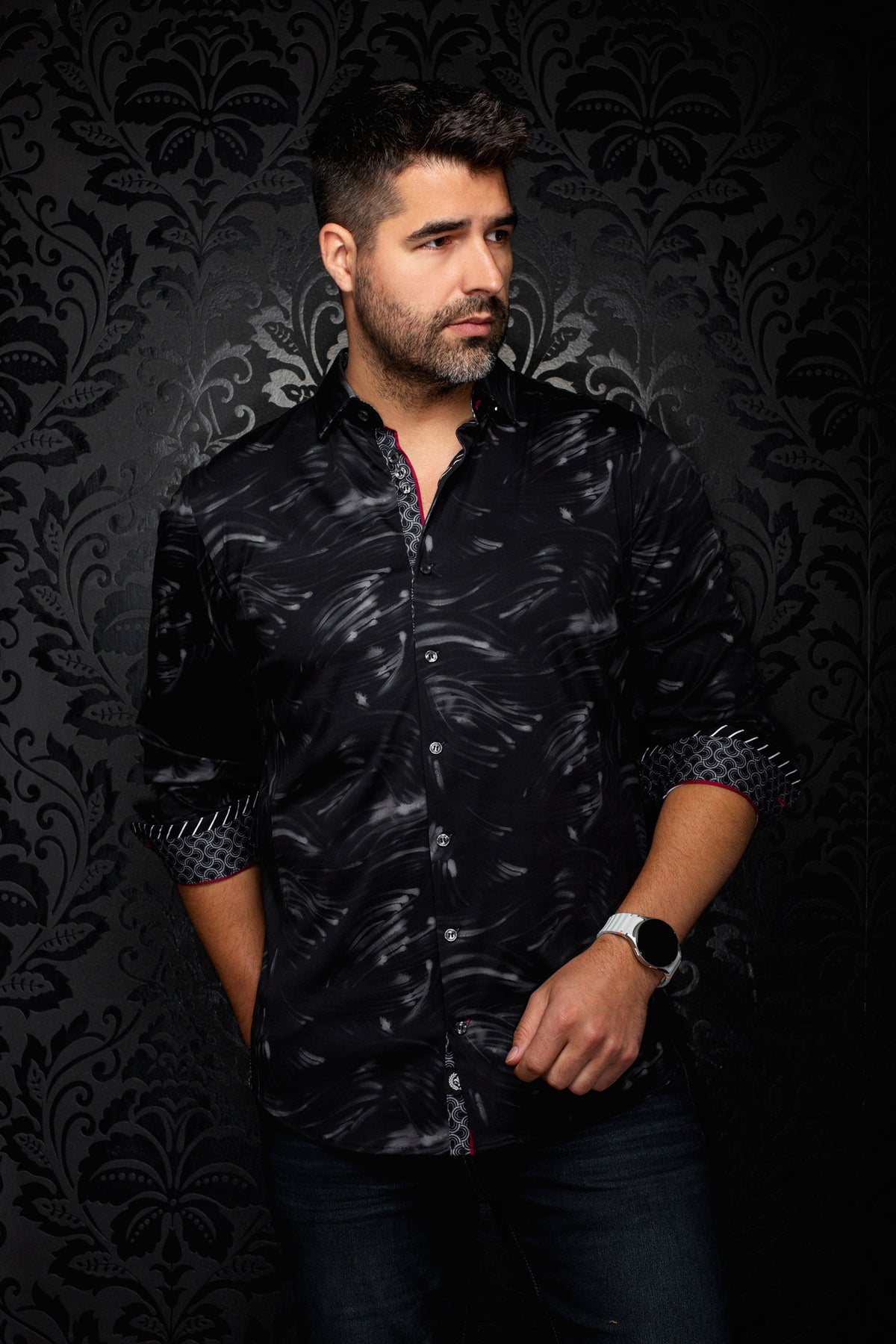 Chemise boutonnée noire à motif de coups de pinceau gris, vue de face sur mannequin pour homme par Au Noir