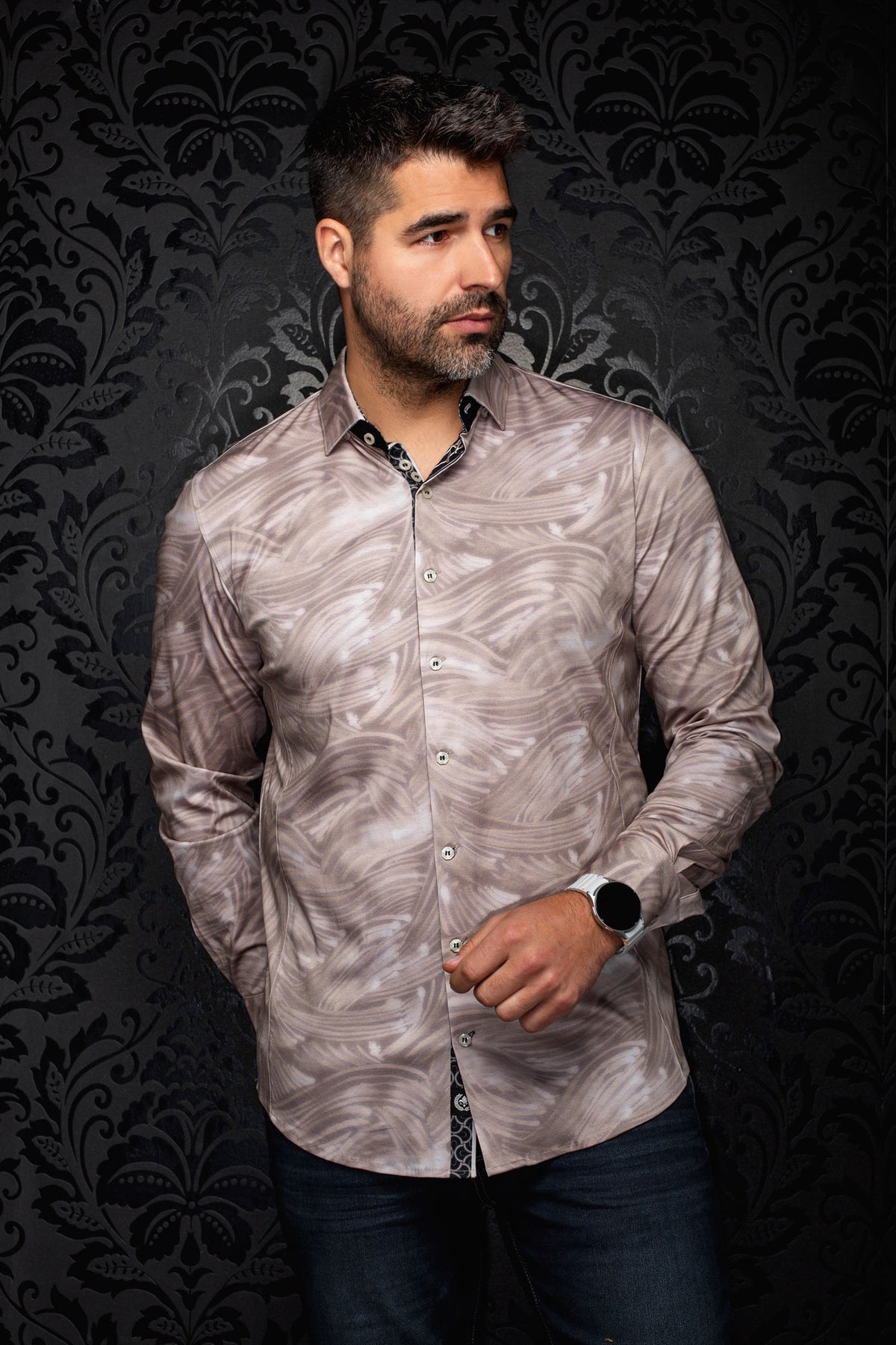 Chemise boutonnée beige à motif abstrait avec patte intérieure noire pour homme par Au Noir, vue de face