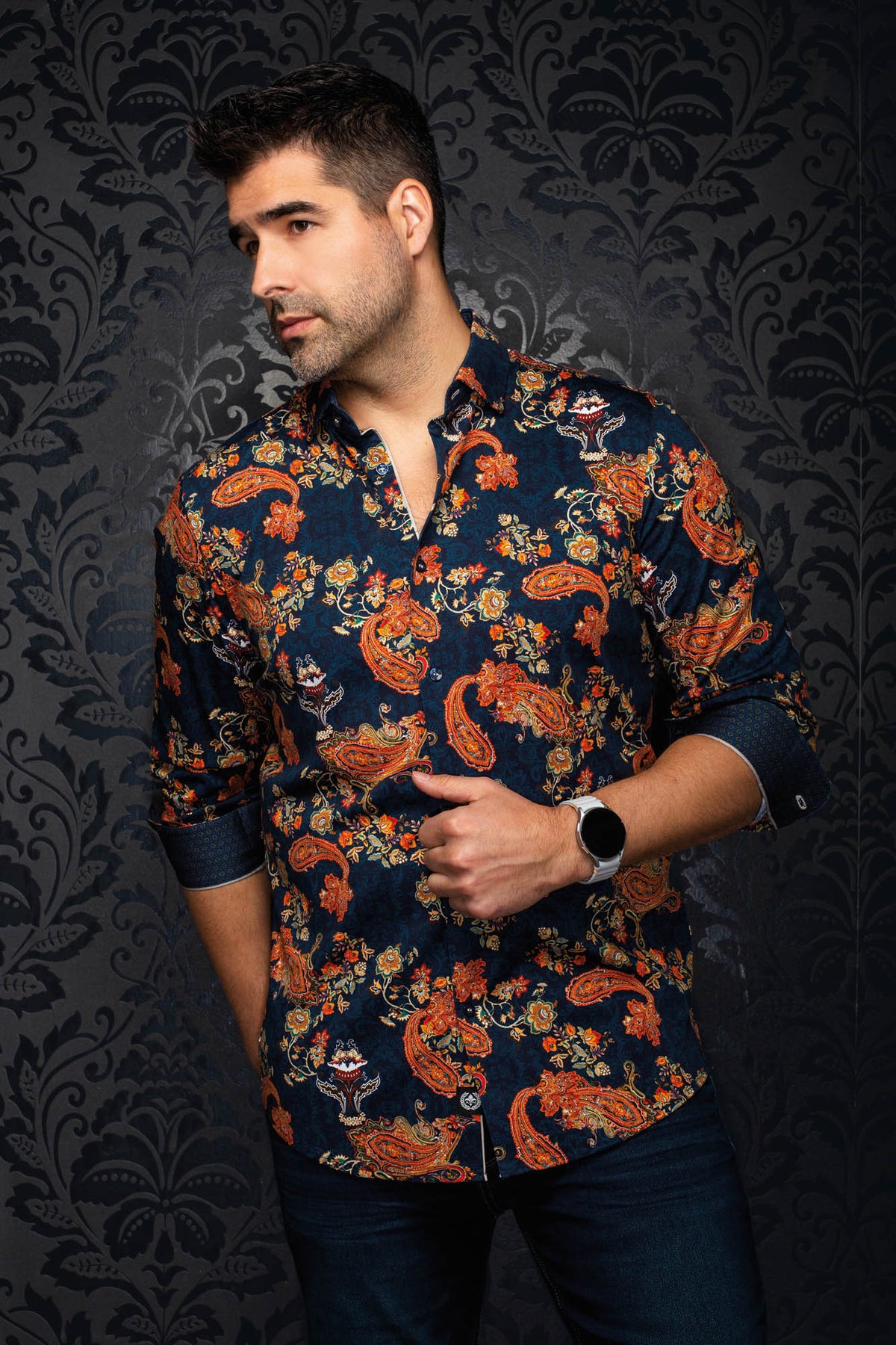 Chemise bleu marine boutonnée à motif cachemire orange, vue de face avec manches roulées pour homme par Au Noir
