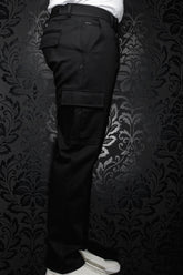 Pantalon cargo noir avec poche à rabat, passants et petite étiquette métal pour homme par Au Noir, vue de côté