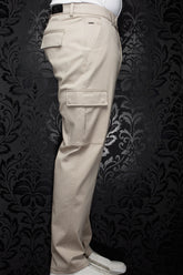 Pantalon cargo beige vu de côté, avec poches à rabat, passants et jambe droite pour homme par Au Noir