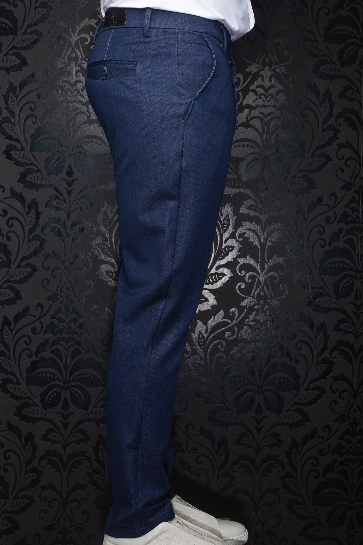 Pantalon bleu marine avec passants, poche passepoilée et léger lustre tissé pour homme par Au Noir, vue de côté