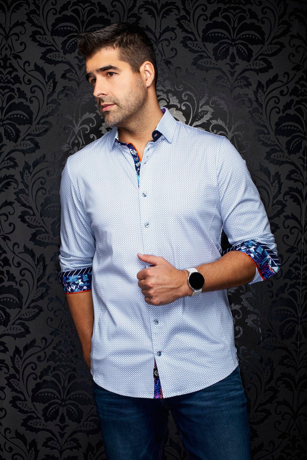 Chemise boutonnée blanche à micro cercles bleus et poignets multicolores roulés, vue de face pour homme par Au Noir