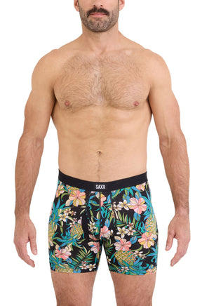 Sous-vêtement à imprimé tropical avec poche avant et ceinture logo pour homme par Saxx, vue avant sur mannequin