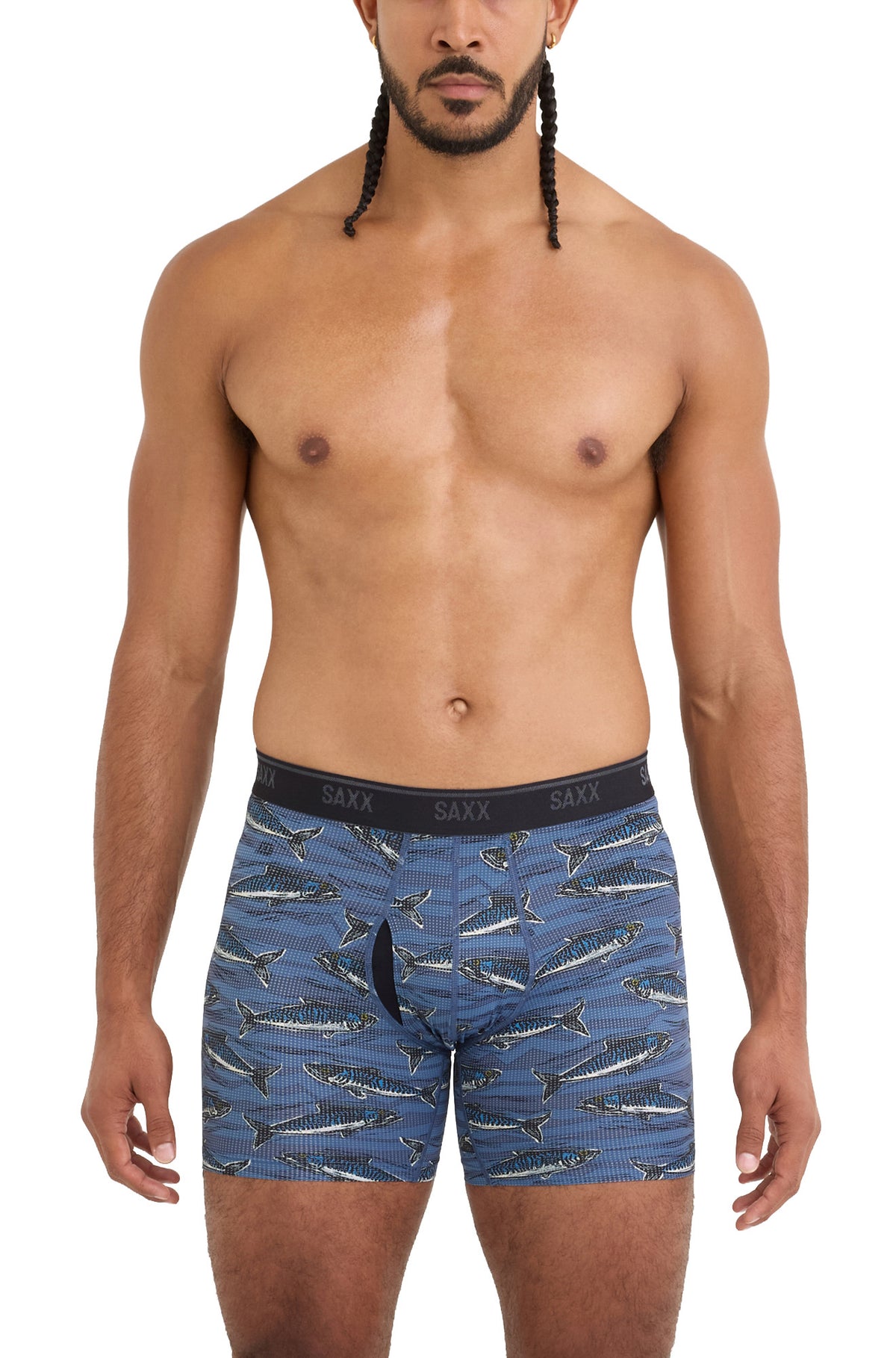 Vue avant sur modèle du sous-vêtement bleu à poissons avec poche profilée et ceinture noire à logo pour homme par Saxx