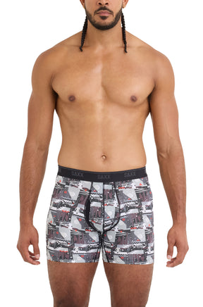 Vue avant recadrée sur mannequin du sous-vêtement gris imprimé avec poche et taille noire à logo pour homme par Saxx