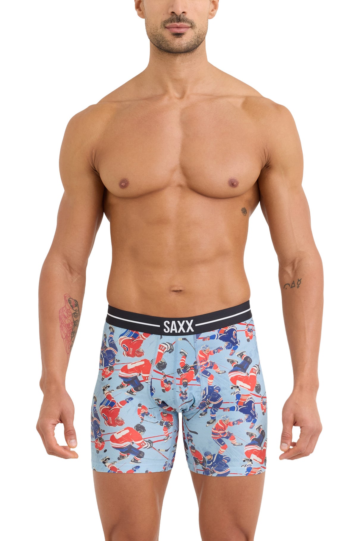 Sur mannequin de face, le sous-vêtement bleu pâle à motif hockey avec taille noire SAXX pour homme