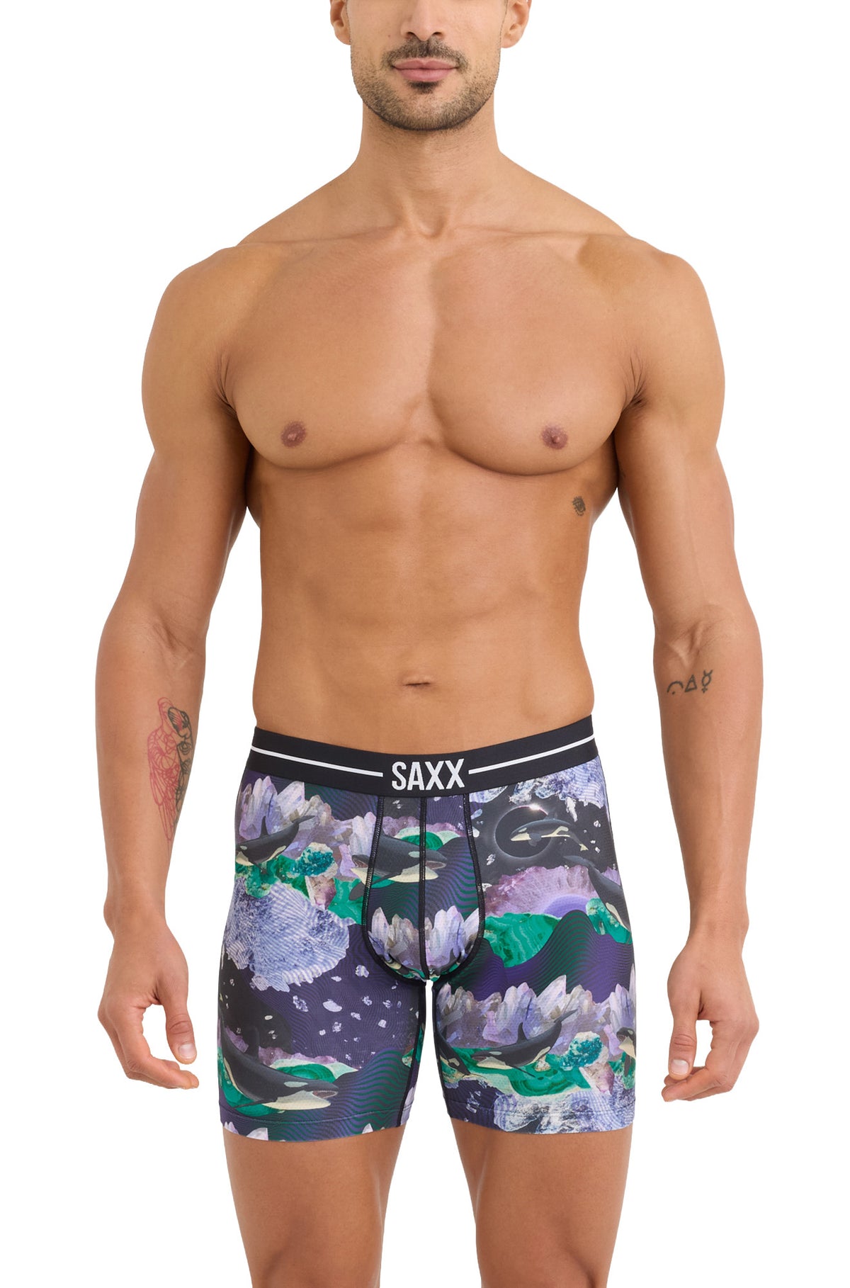 Sur mannequin de face, le sous-vêtement noir imprimé avec taille SAXX et poche profilée pour homme