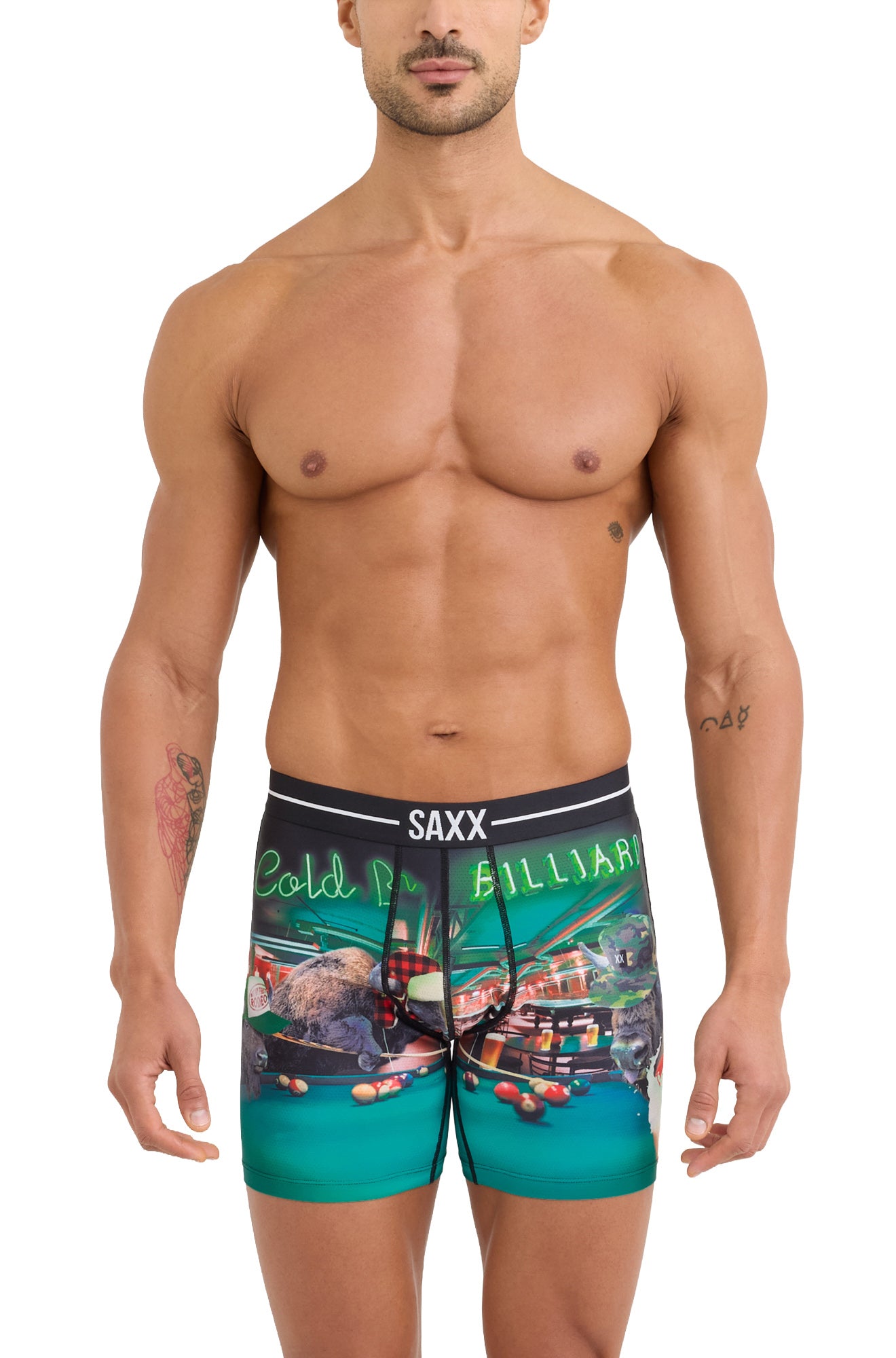 Sur mannequin de face, le sous-vêtement long turquoise à imprimé billard et ceinture SAXX noire pour homme