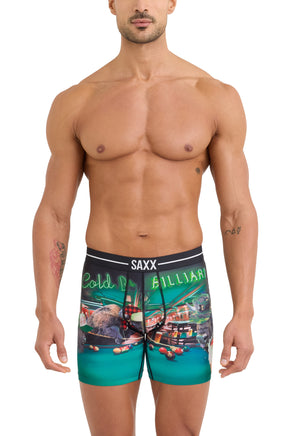 Sur mannequin de face, le sous-vêtement long turquoise à imprimé billard et ceinture SAXX noire pour homme