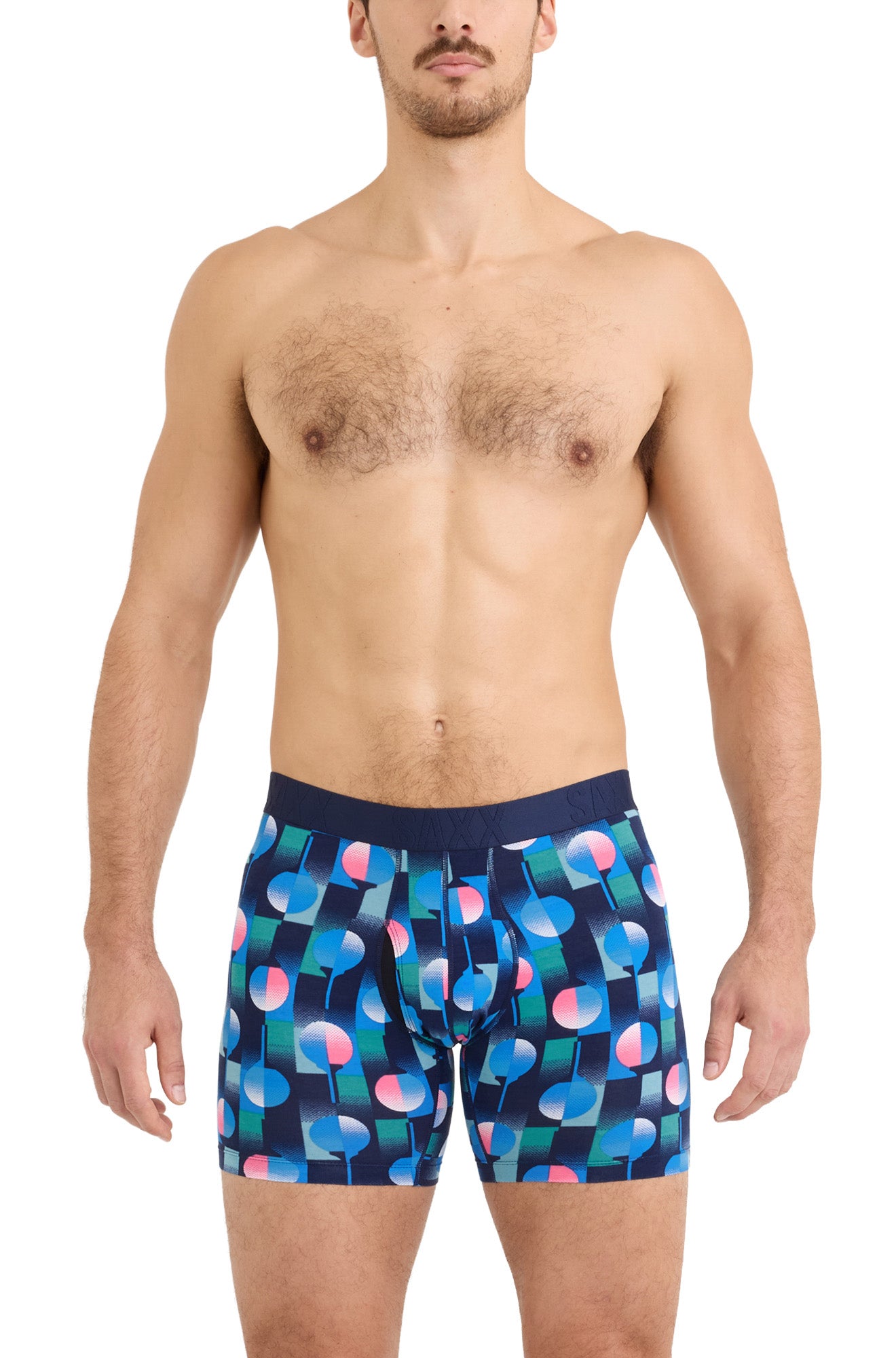 Sur mannequin de face, le sous-vêtement marine imprimé avec large bande SAXX ton sur ton pour homme