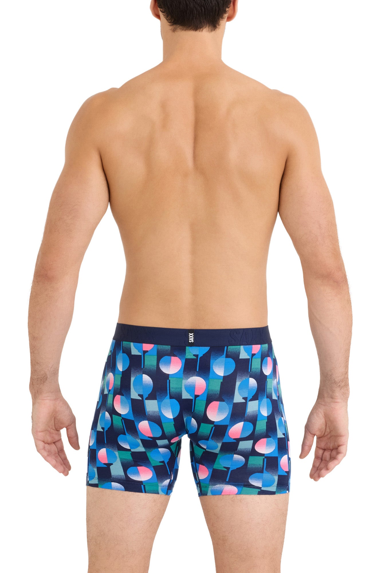 Vue arrière sur mannequin du sous-vêtement marine imprimé avec petite étiquette et bande SAXX ton sur ton pour homme