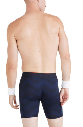Vue arrière sur modèle d’un sous-vêtement bleu marine à chevrons, bord rouge et taille noire pour homme par Saxx