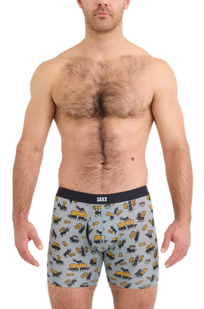 Sous-vêtement bleu pâle imprimé porté, vue avant avec coutures de poche et ceinture noire SAXX pour homme