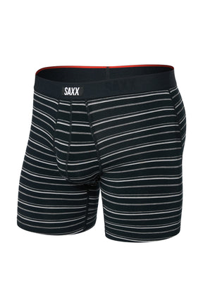 Sous-vêtement ajusté noir rayé avec étiquette SAXX à la taille et gousset moulé pour homme, vue avant isolée