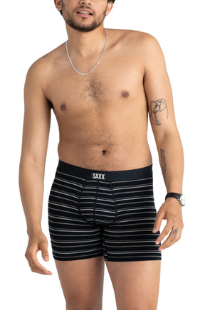 Sur mannequin de face, le sous-vêtement ajusté noir rayé avec taille SAXX noire et coutures au gousset pour homme
