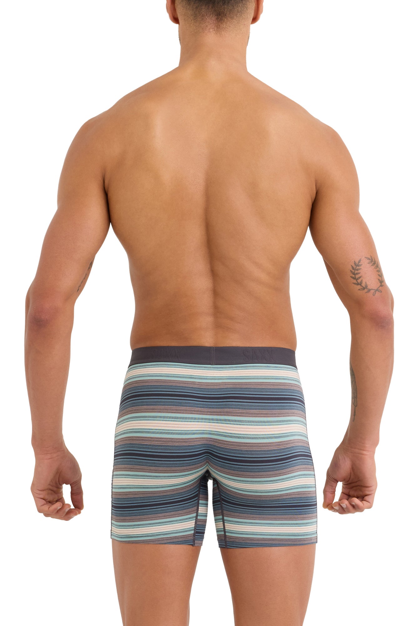 Vue arrière du sous-vêtement ajusté rayé bleu sarcelle et gris avec ceinture noire pour homme par Saxx
