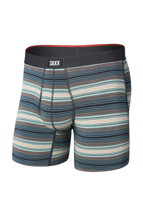 Vue avant isolée du sous-vêtement ajusté rayé sarcelle avec poche et ceinture noire à logo pour homme par Saxx