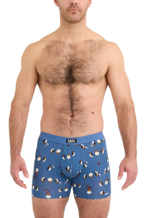 Sous-vêtement bleu à imprimé pingouin et taille à logo pour homme par Saxx, vue de face sur mannequin
