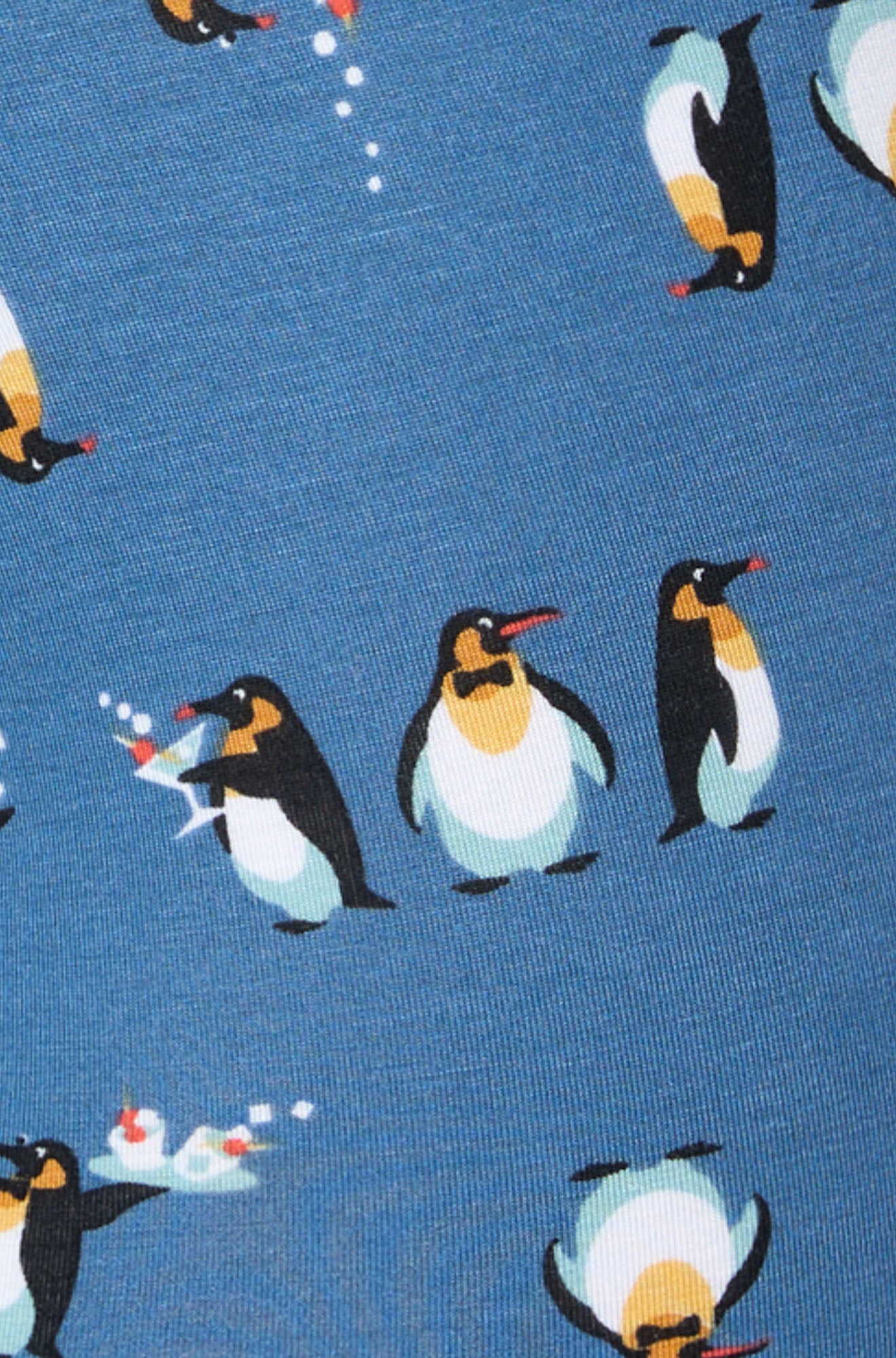 Gros plan du sous-vêtement bleu avec hauts-de-forme, cocktails, imprimé de pingouins et tissu pour homme par Saxx