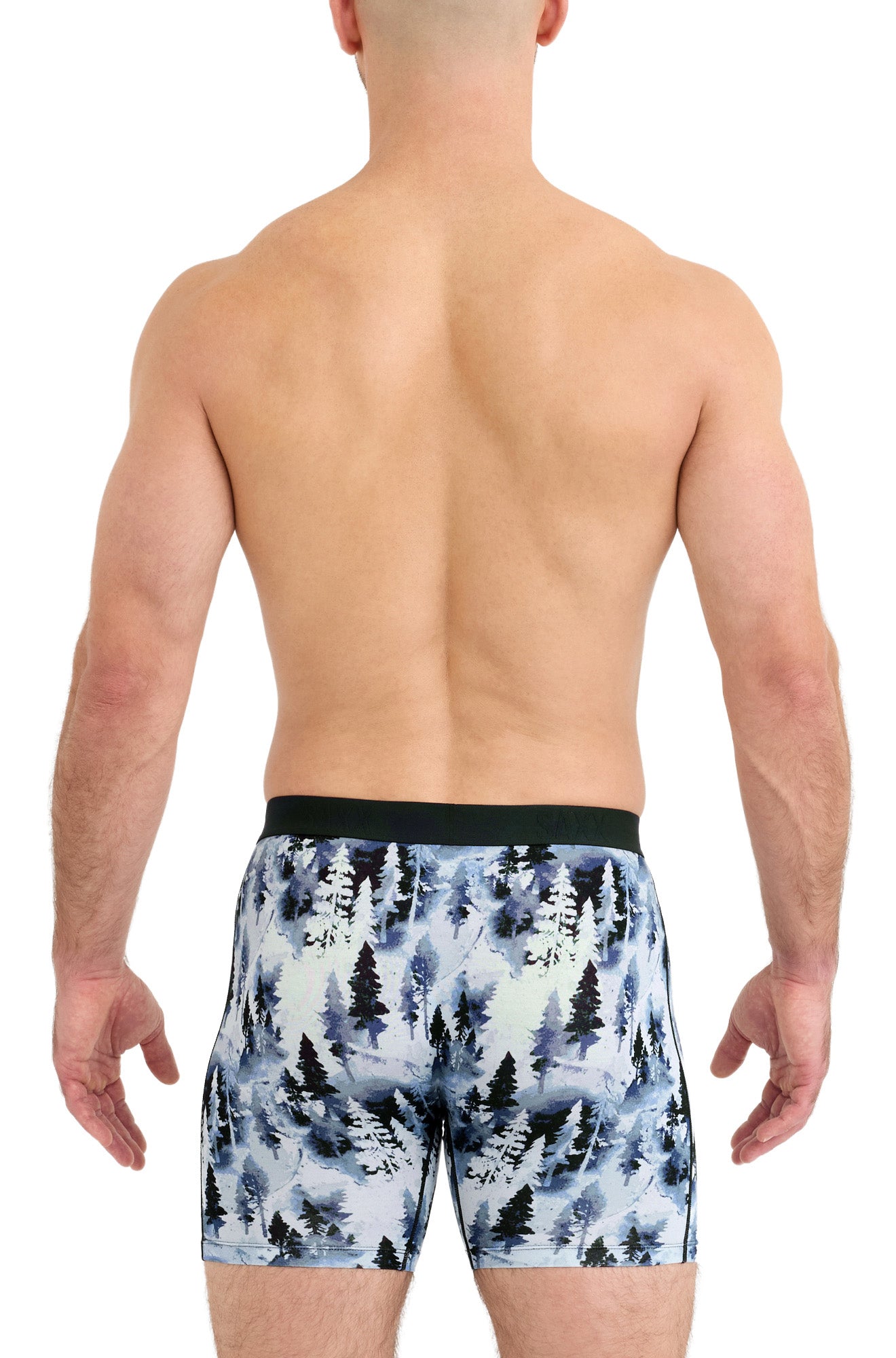 Vue arrière sur modèle du sous-vêtement bleu à imprimé forêt avec ourlets droits et taille noire pour homme par Saxx