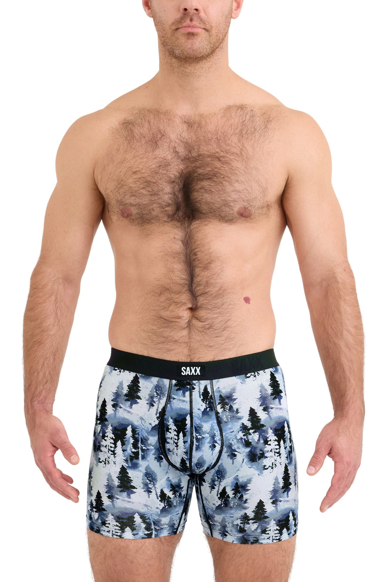 Vue avant sur modèle du sous-vêtement bleu à imprimé forêt avec coutures devant et taille noire pour homme par Saxx
