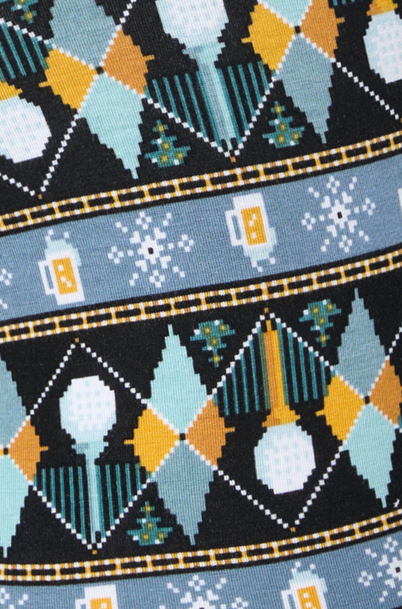 Gros plan du tissu noir du sous-vêtement d'hiver à motif d’hiver géométrique bleu, blanc et moutarde pour homme par Saxx