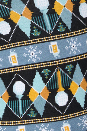 Gros plan du tissu noir du sous-vêtement d'hiver à motif d’hiver géométrique bleu, blanc et moutarde pour homme par Saxx