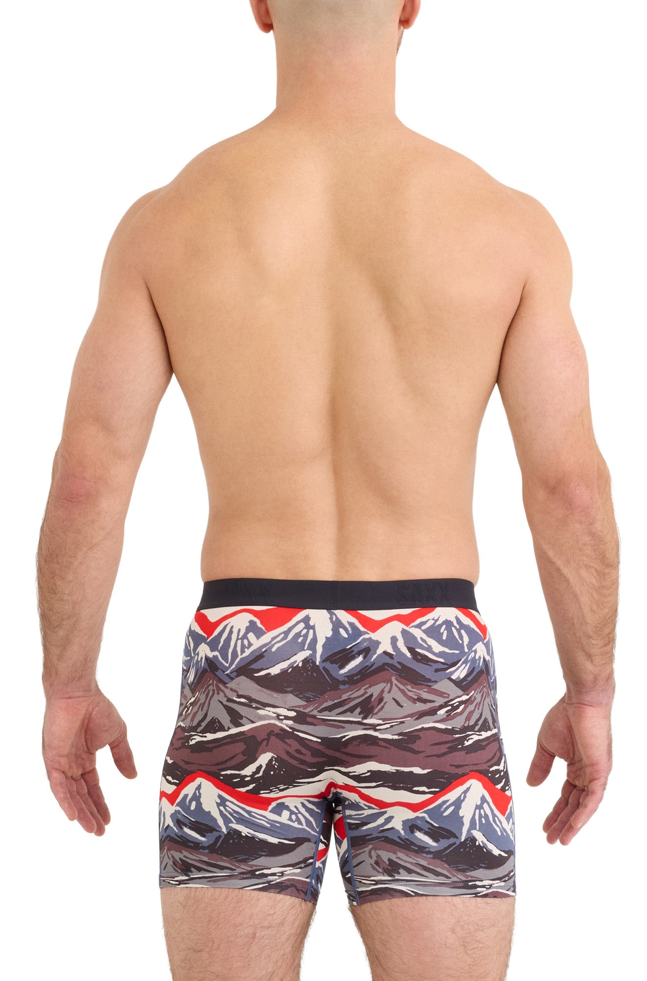 Sur mannequin de dos, le sous-vêtement imprimé montagnes avec ceinture noire et jambes mi-cuisse pour homme par Saxx