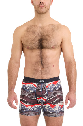 Sous-vêtement ajusté imprimé montagnes, ceinture noire SAXX pour homme, vue de face sur mannequin