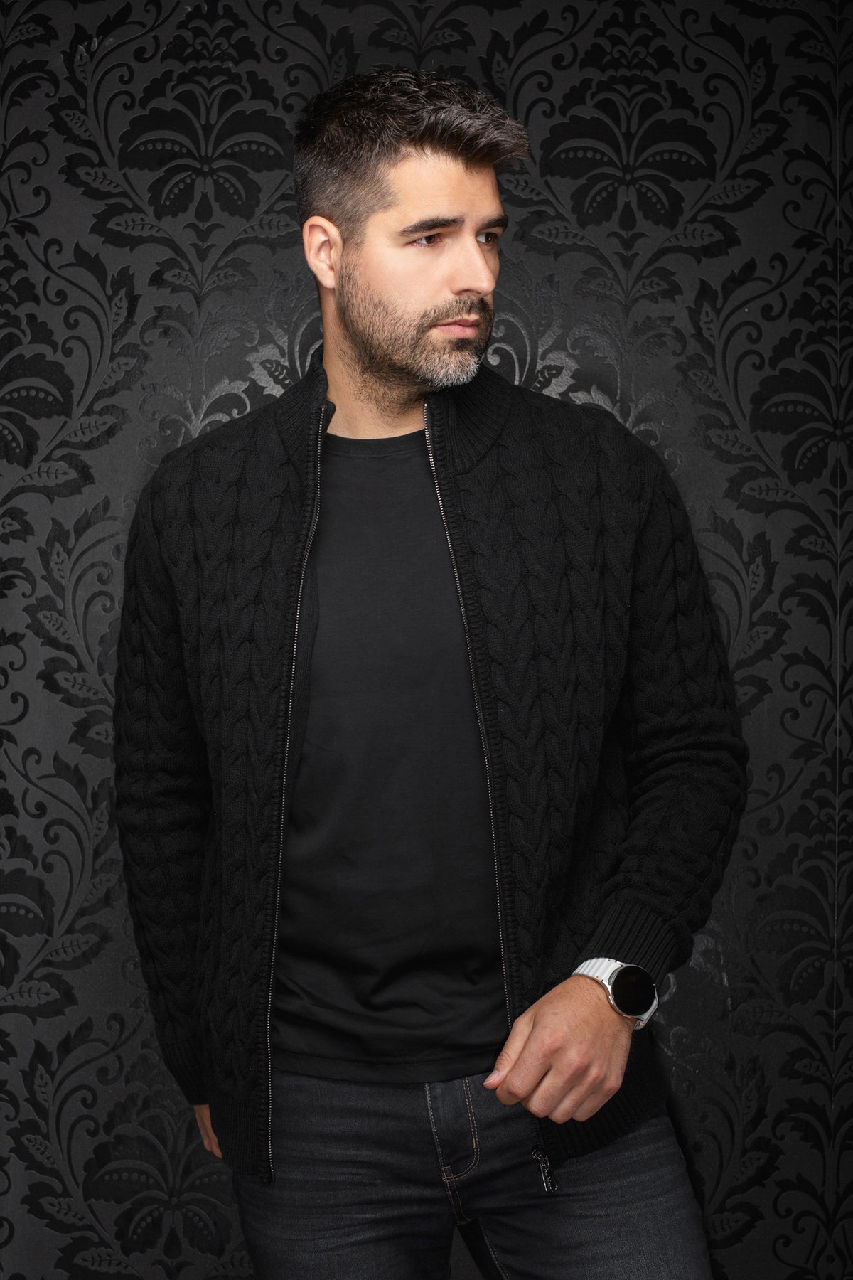 Vue inclinée d’une veste en mérinos noire en tricot torsadé portée ouverte, col, vue de cote pour homme par Au Noir