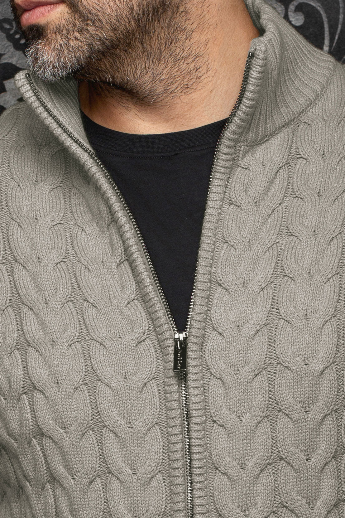 Veste en mérinos gris en tricot torsadé avec col côtelé et glissière pour homme par Au Noir, en gros plan