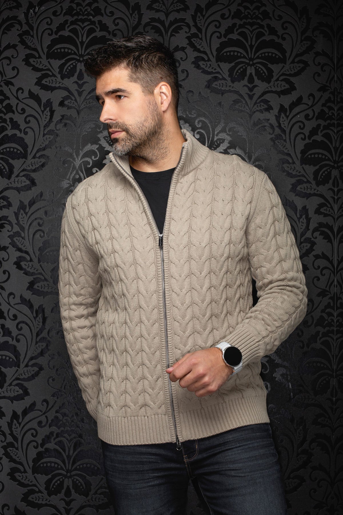 Veste en mérinos zippée en tricot torsadé beige vue de face, avec col montant et ourlet côtelé pour homme par Au Noir